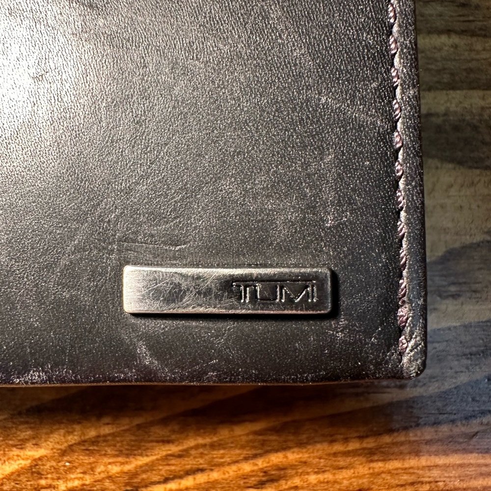 Tumi leather wallet - Picture 4 of 9